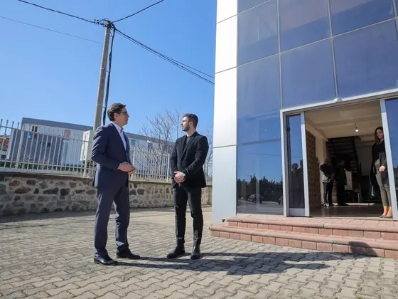 The presidential delegation arriving at the MOONLEX facility in Shtip